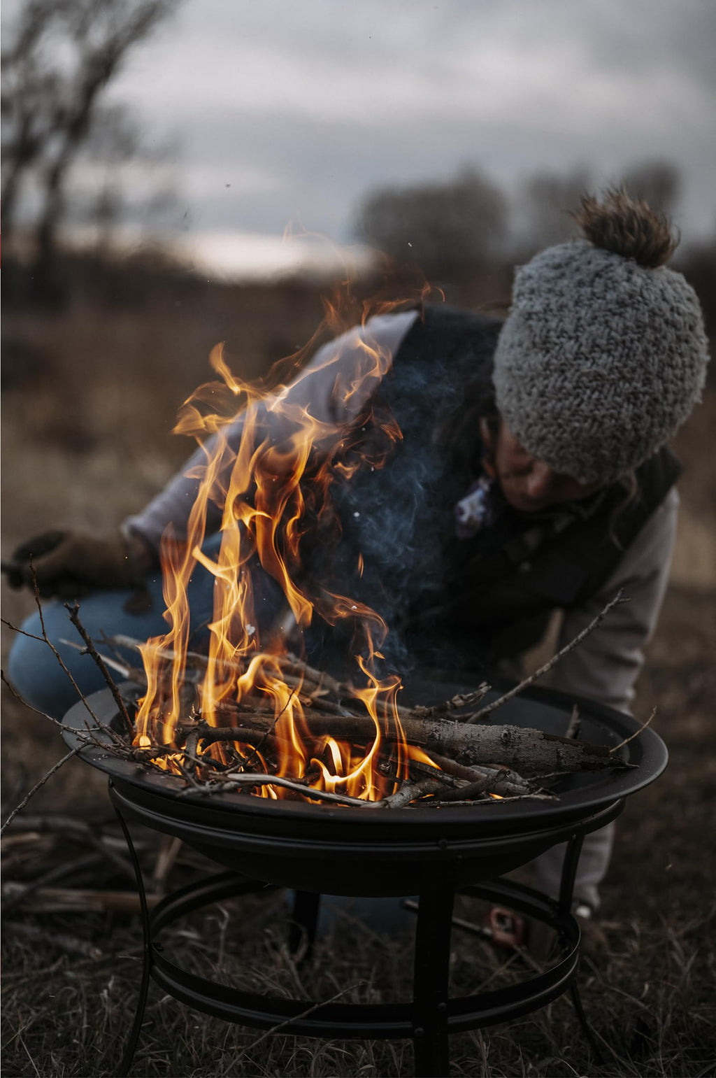 22" Outdoor Wood Burning Fire Pit with Mesh Lid